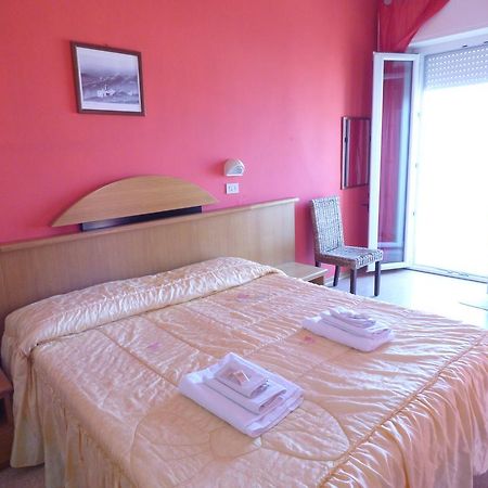 Consul Hotel Римини Екстериор снимка