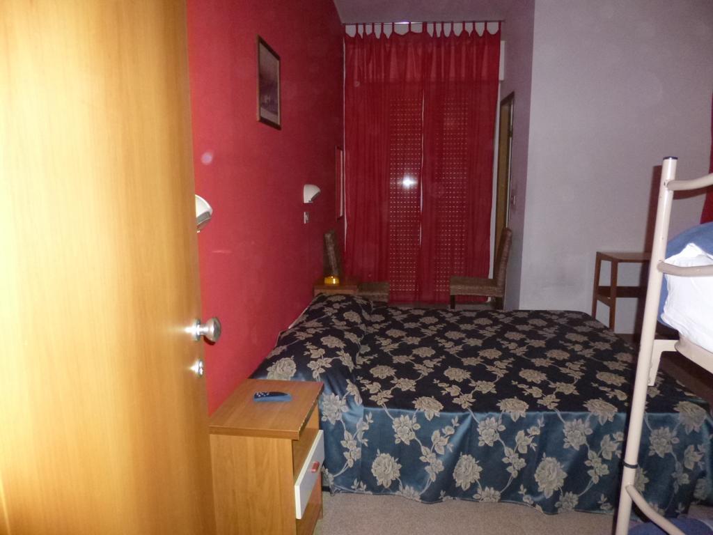 Consul Hotel Римини Екстериор снимка