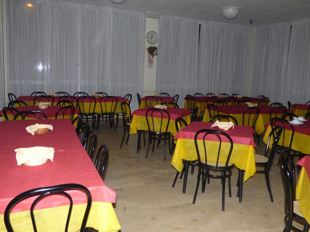 Consul Hotel Римини Екстериор снимка